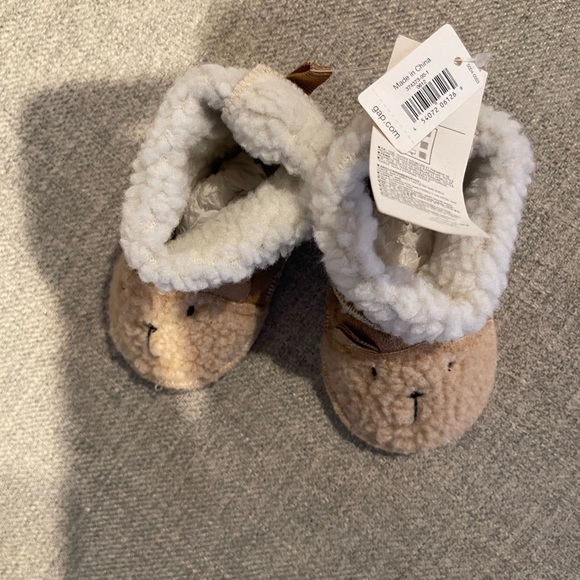 NWT GAP teddy bear fuzzy booties in size 6-12 months - Picture 2 of 3